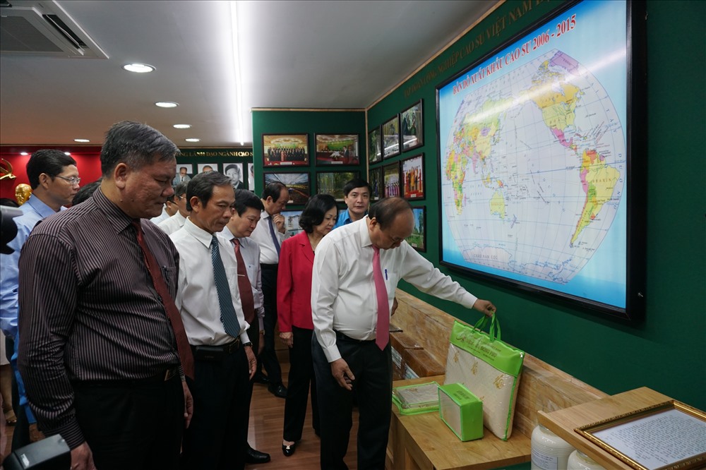 Thủ tướng Nguyễn Xuân Phúc Ngành cao su cần chú trọng đến công nhân vùng khó khăn.